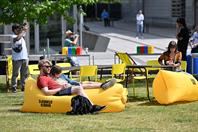 On 14 May 2022, Hochschule Düsseldorf – University of Applied Sciences (HSD) could finally celebrate its 50th anniversary – and the response exceeded everything all organisers had hoped for: Several thousand people came to celebrate during the day and well into the night, creating a unique atmosphere on campus and enjoying wonderful weather.